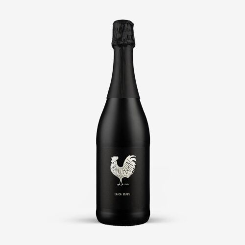Eine schwarze Flasche mit einem Hahn auf dem Etikett und dem Text "BLACK PEPPER" darunter. Die Flasche hat einen mit Folie umwickelten Hals und ist vor einem schlichten weißen Hintergrund platziert.