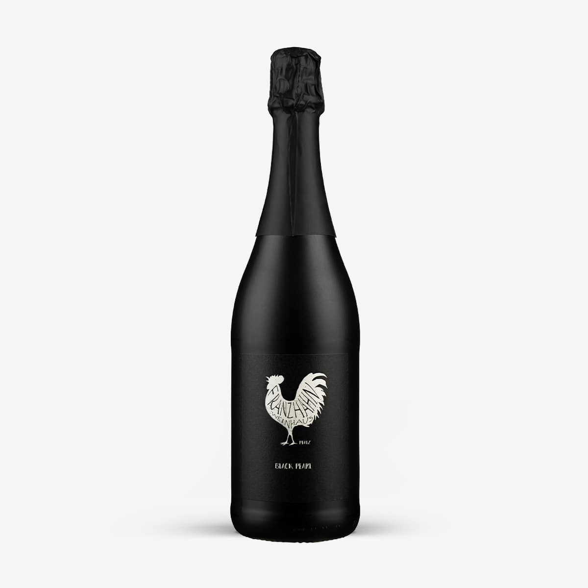 Eine schwarze Flasche mit einem Hahn auf dem Etikett und dem Text "BLACK PEPPER" darunter. Die Flasche hat einen mit Folie umwickelten Hals und ist vor einem schlichten weißen Hintergrund platziert.