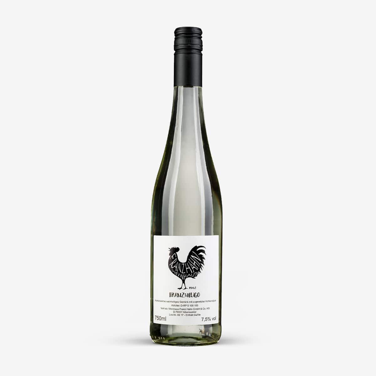 Eine Weinflasche aus klarem Glas mit schwarzem Schraubverschluss und weißem Etikett mit schwarzem Hahn und der Aufschrift "Franz Hugo". Die Flasche enthält eine hellfarbige Flüssigkeit.