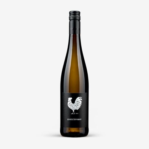 Hohe, dunkle Glasflasche mit schwarzem Schraubverschluss und schwarzem Etikett mit weißer Hahngrafik und den Aufschriften GRAVENZAWINZ" und GRÜNER VELTLINER".