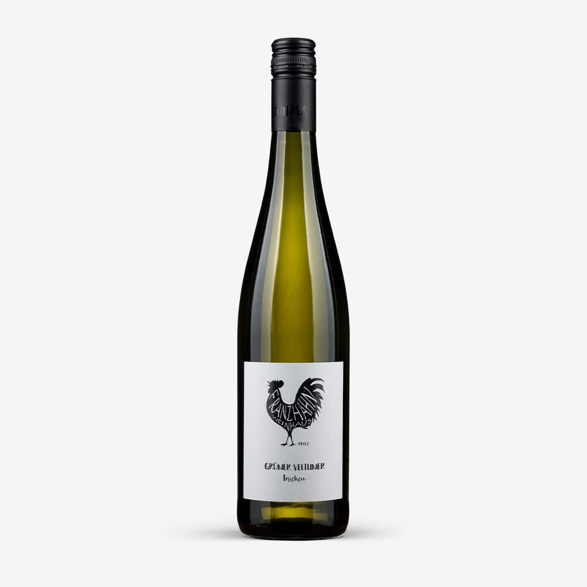 Hohe, grünliche Weinflasche mit schwarzem Schraubverschluss und weißem Etikett mit schwarzem Hahn und der Aufschrift "Grüner Veltliner trocken". Der Hintergrund ist einfarbig weiß.
