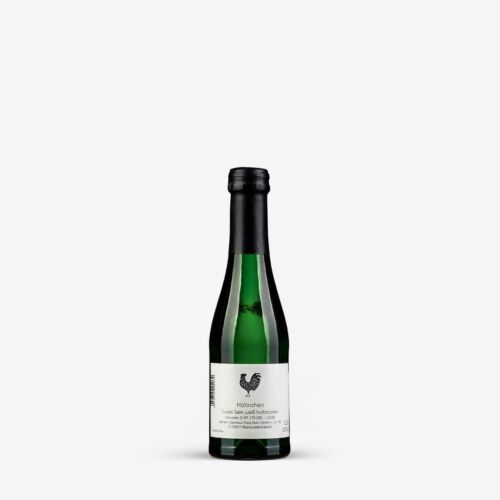 Eine kleine grüne Glasflasche mit schwarzem Verschluss und weißem Etikett mit schwarzem Hahn, fotografiert vor einem schlichten weißen Hintergrund.