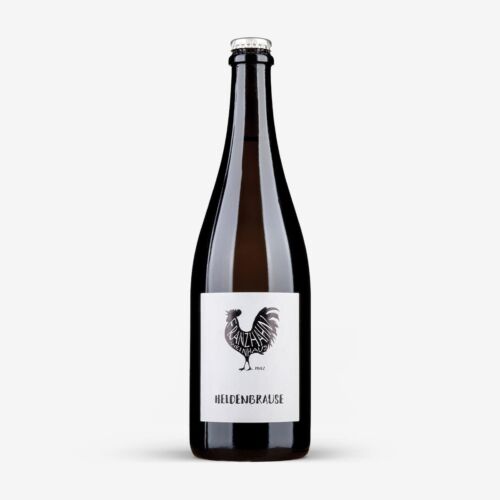 Eine Flasche aus dunklem Glas mit weißem Etikett, auf dem ein schwarzer Hahn abgebildet ist, darunter der Text "HELDENBRAUSE", der aufrecht vor einem schlichten weißen Hintergrund steht.