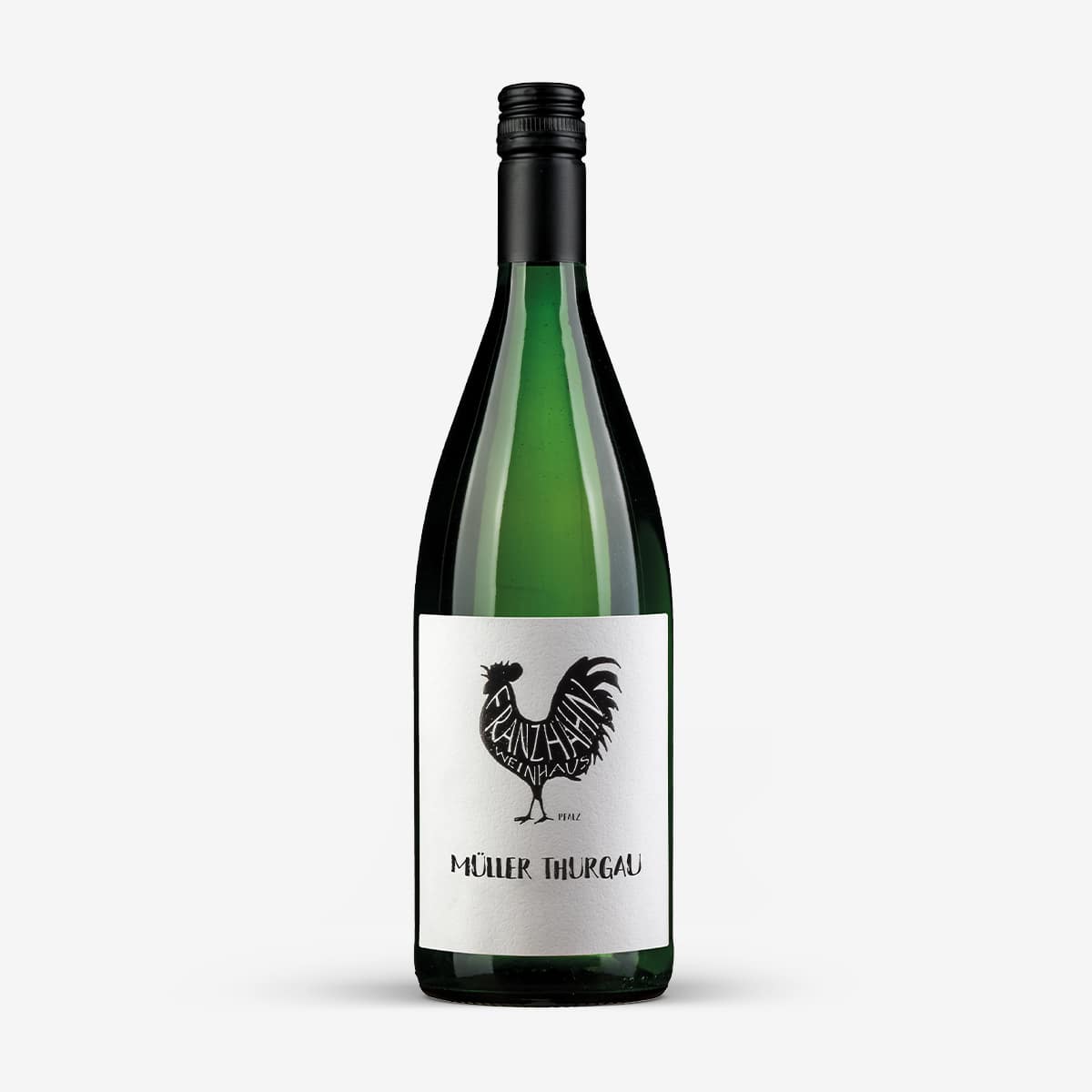 Eine grüne Weinflasche mit einem schwarzen Schraubverschluss. Auf dem Etikett ist ein schwarzer Hahn abgebildet und der Text "Müller Thurgau". Der Hintergrund ist einfarbig weiß.