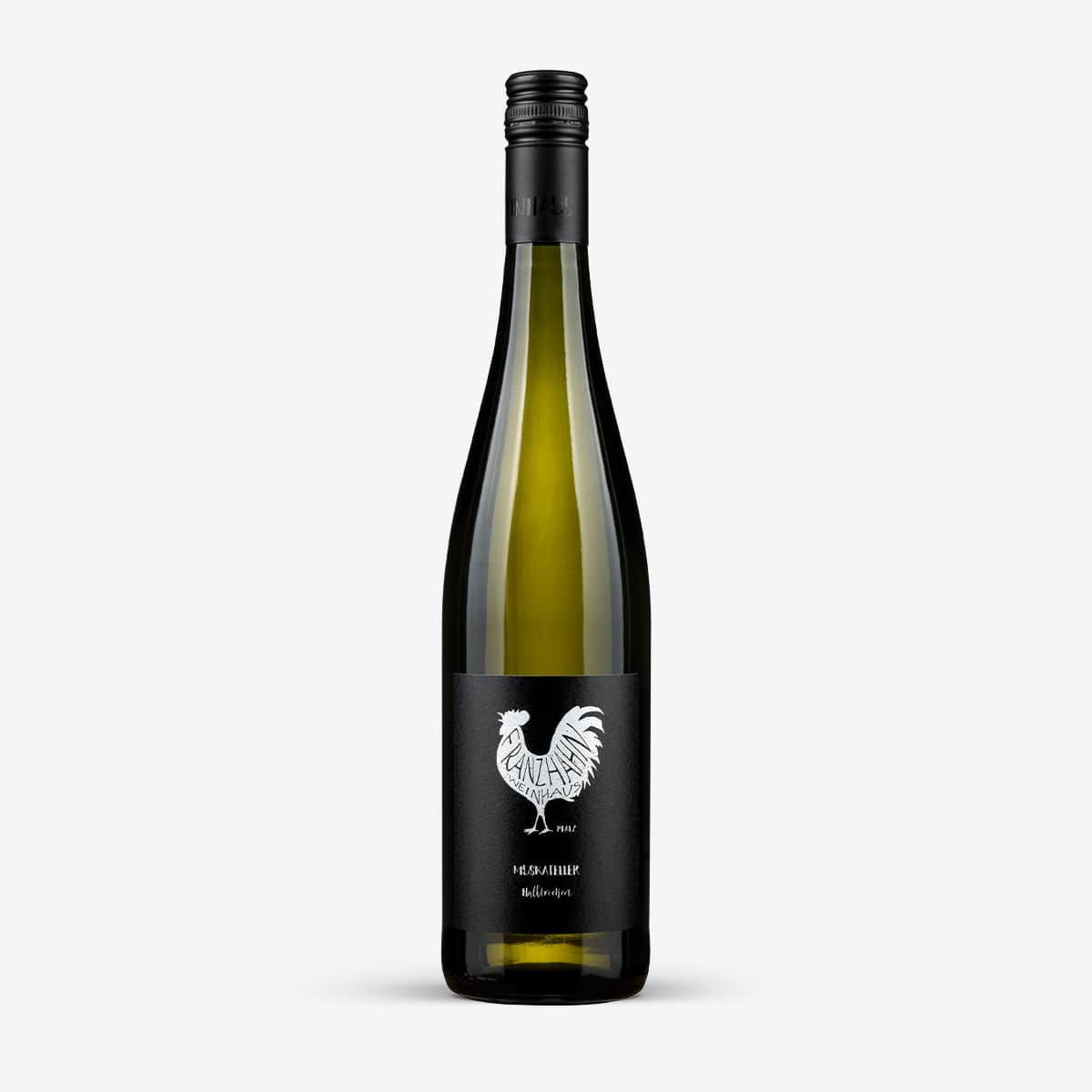 Eine hohe, durchsichtige Weinflasche mit einem schwarzen Schraubverschluss und einem Etikett mit einer weißen Hahn-Illustration. Die Flasche enthält Weißwein und ist vor einem schlichten, hellen Hintergrund platziert.