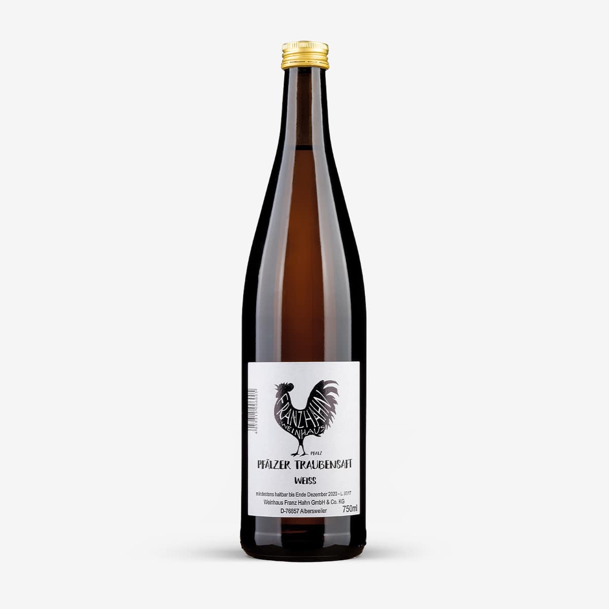 Eine hohe, klare Glasflasche mit brauner Tönung und goldenem Verschluss. Auf dem Etikett ist ein schwarzer Hahn abgebildet und ein deutscher Text, der darauf hinweist, dass es sich um "Pfälzer Traubensaft Weiss", einen weißen Traubensaft, handelt. Die Flasche fasst 750 ml.