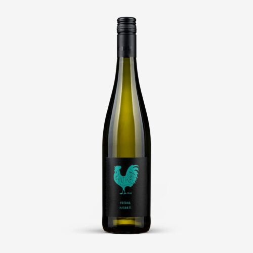 Eine Weinflasche aus klarem Glas mit einem schwarzen Schraubverschluss und einem schwarzen Etikett mit einer türkisfarbenen Hahn-Illustration und weißem Text, der "PERSE NVARETI" lautet. Die Flasche steht auf einem schlichten weißen Hintergrund.