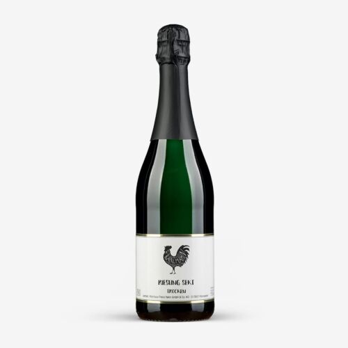 Eine grüne Glasflasche mit prickelndem Sake und einem Deckel aus schwarzer Folie. Auf dem weißen Etikett ist ein schwarzer Hahn abgebildet und der Text "Rising Skei Dry Sake". Der Hintergrund ist schlicht weiß.