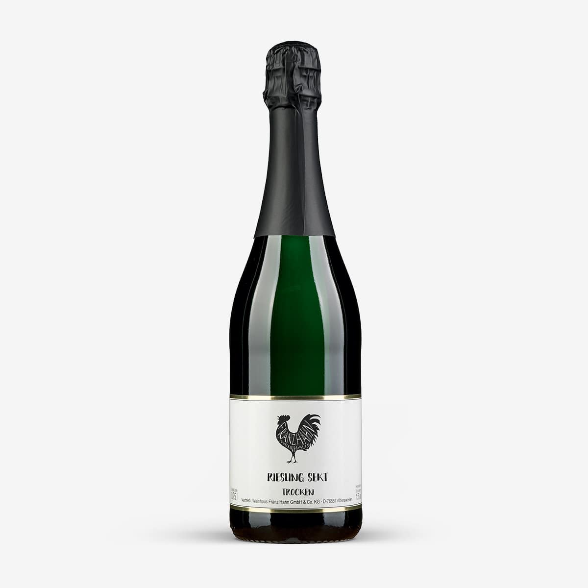 Eine grüne Glasflasche mit prickelndem Sake und einem Deckel aus schwarzer Folie. Auf dem weißen Etikett ist ein schwarzer Hahn abgebildet und der Text "Rising Skei Dry Sake". Der Hintergrund ist schlicht weiß.
