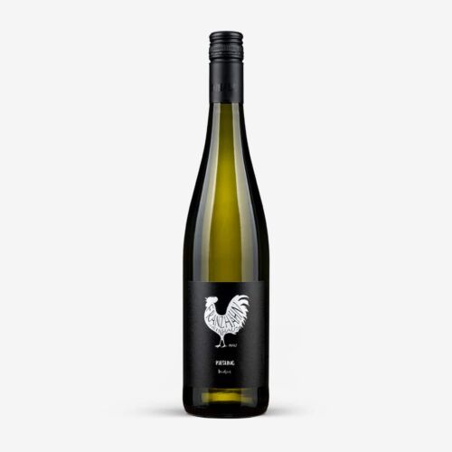Eine hohe, grüne Glasflasche mit einem schwarzen Schraubverschluss und einem schwarzen Etikett mit einem weiß illustrierten Hahn und dem Text "FAT BASTARD" und "Pinot Grigio". Die Flasche ist vor einem schlichten weißen Hintergrund platziert.