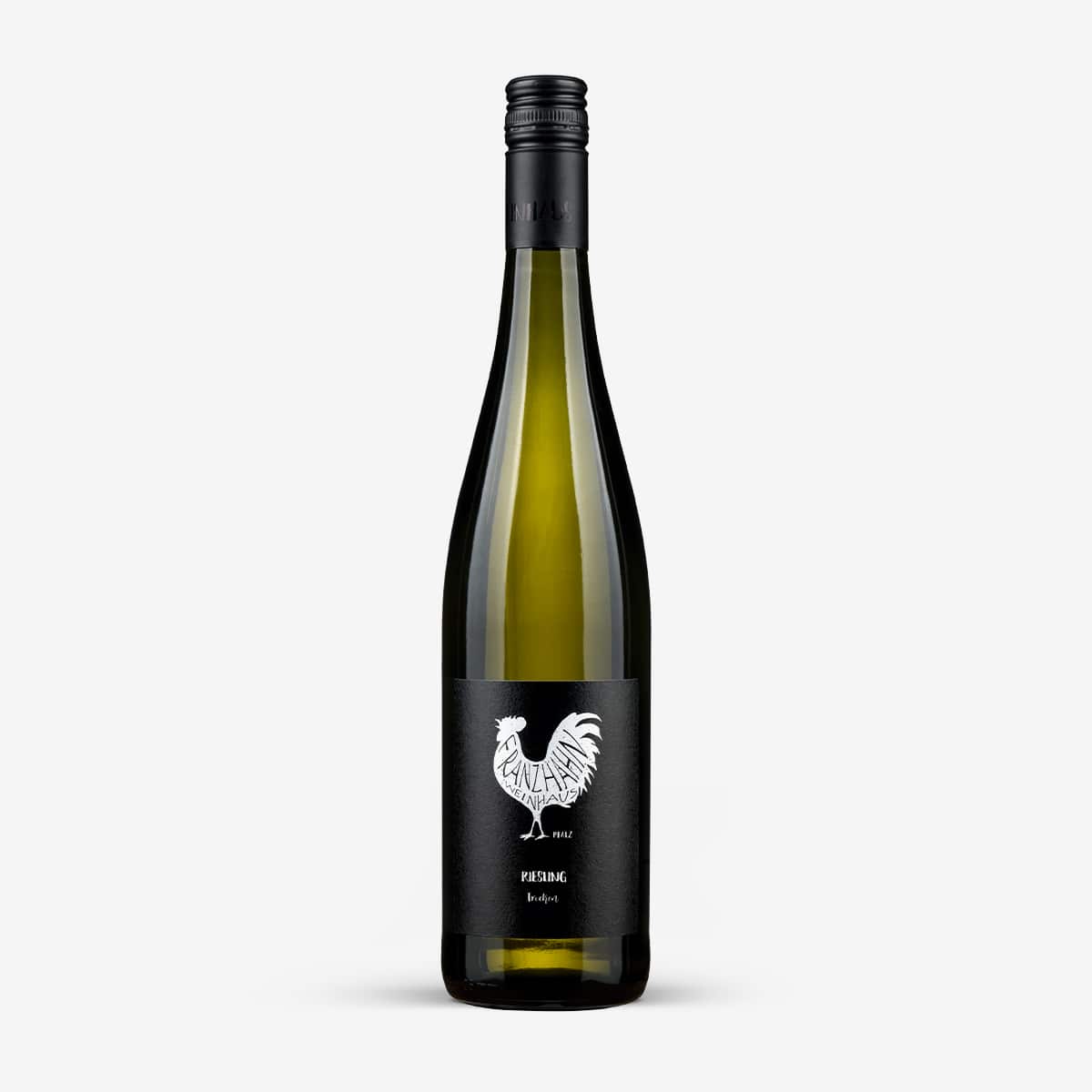 Eine hohe, grüne Glasflasche mit einem schwarzen Schraubverschluss und einem schwarzen Etikett mit einem weiß illustrierten Hahn und dem Text "FAT BASTARD" und "Pinot Grigio". Die Flasche ist vor einem schlichten weißen Hintergrund platziert.