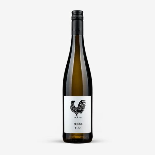 Eine hohe, schlanke Weinflasche mit schwarzem Schraubverschluss und weißem Etikett mit schwarzem Hahn und der Aufschrift "Riesling Trocken". Die Flasche steht aufrecht vor einem schlichten weißen Hintergrund.