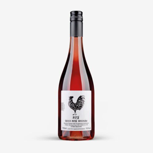 Eine Flasche Rosé Secco mit schwarzem Schraubverschluss und weißem Etikett, auf dem ein schwarzer Hahn und Weindetails abgebildet sind, steht vor einem weißen Hintergrund.