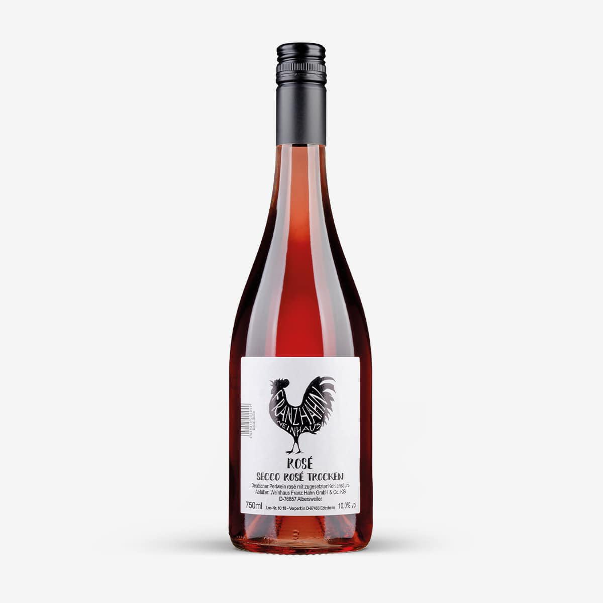 Eine Flasche Rosé Secco mit schwarzem Schraubverschluss und weißem Etikett, auf dem ein schwarzer Hahn und Weindetails abgebildet sind, steht vor einem weißen Hintergrund.
