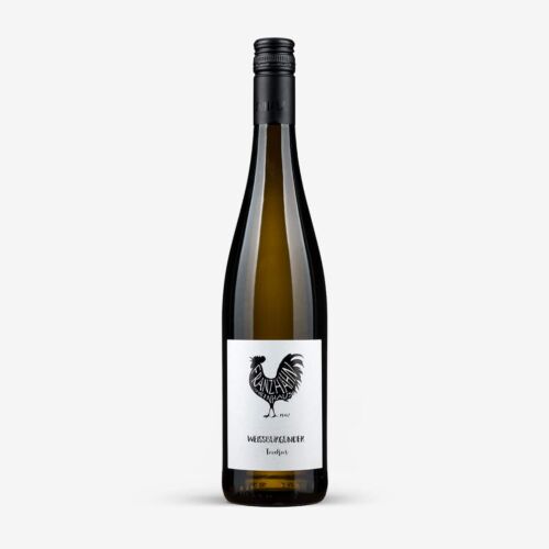 Hohe, schlanke Weinflasche mit schwarzem Verschluss und weißem Etikett mit schwarzem Hahn und der Aufschrift "WEISSBURGUNDER Trocken". Die Flasche ist vor einem schlichten weißen Hintergrund platziert.