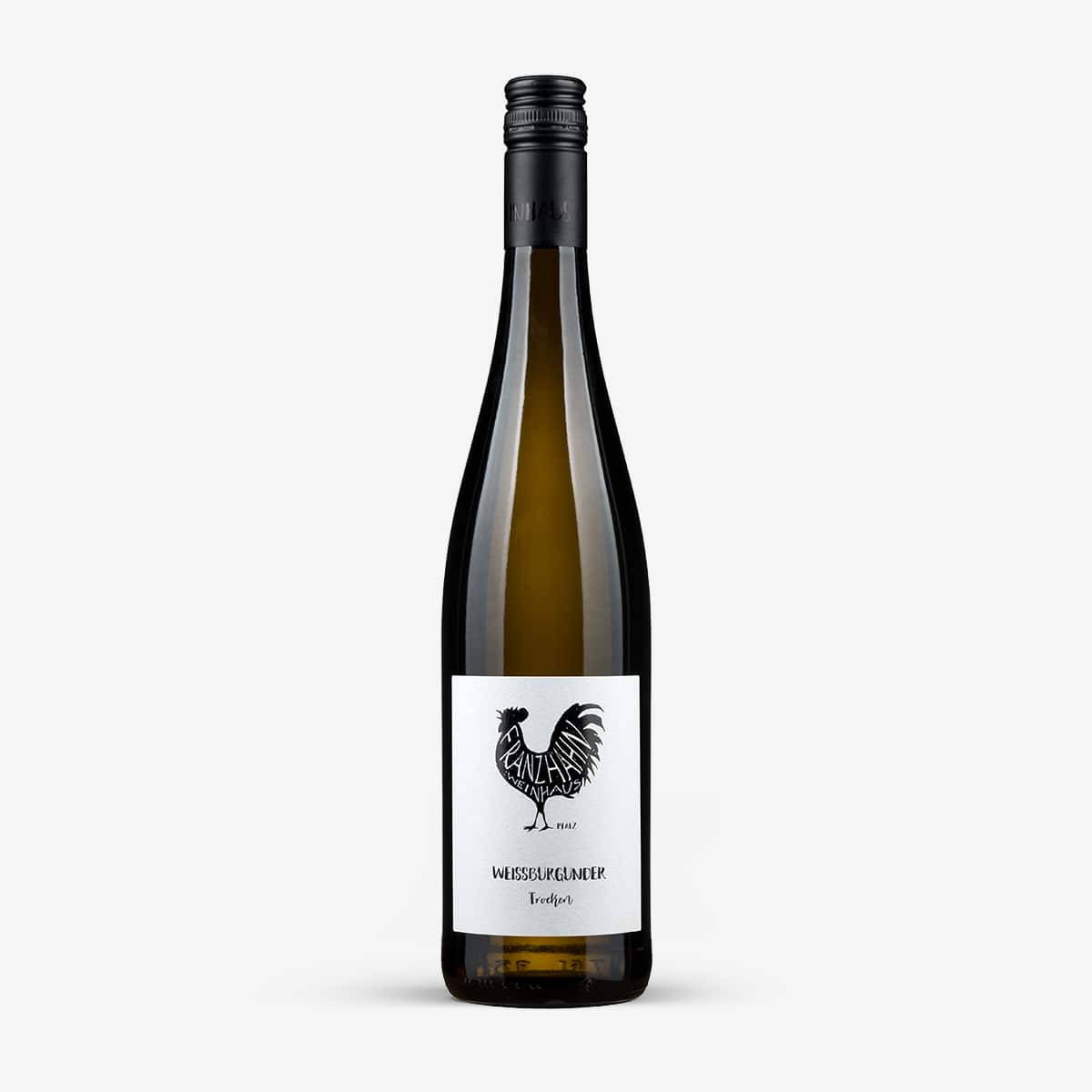 Hohe, schlanke Weinflasche mit schwarzem Verschluss und weißem Etikett mit schwarzem Hahn und der Aufschrift "WEISSBURGUNDER Trocken". Die Flasche ist vor einem schlichten weißen Hintergrund platziert.