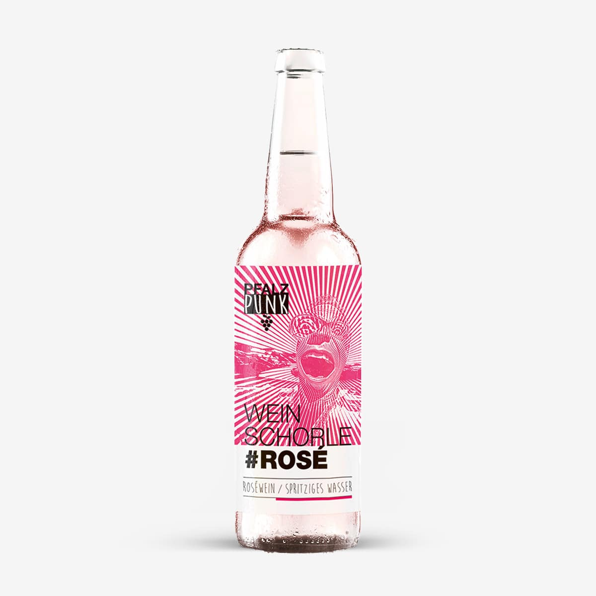 Eine Klarglasflasche mit Schorle Rosé Weinschorle mit einem rosa-weißen Etikett, das ein illustriertes Gesicht mit offenem Mund und strahlenden Linien im Hintergrund zeigt.