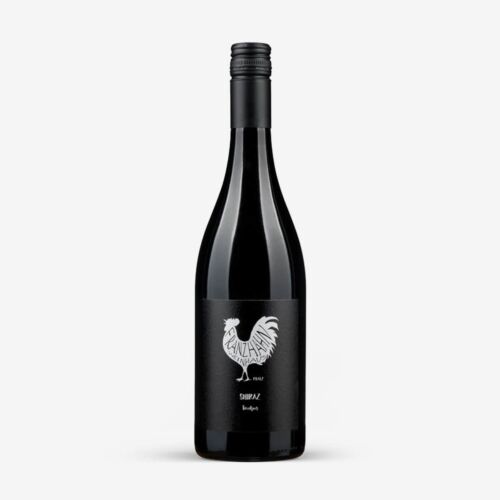 Eine dunkle Shiraz-Weinflasche mit schwarzem Schraubverschluss und schwarzem Etikett, das einen weiß illustrierten Hahn und "SHIRAZ" in weißer Schrift vor einem schlichten weißen Hintergrund zeigt.