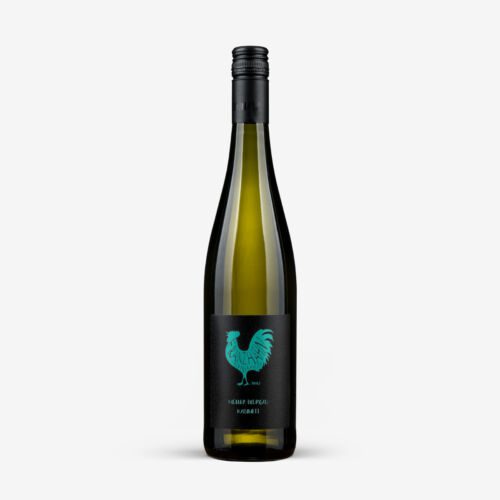 Eine Flasche Müller-Thurgau Kabi Weißwein mit einem schwarzen Etikett, auf dem ein türkisfarbener Hahn abgebildet ist, der aufrecht vor einem schlichten weißen Hintergrund steht.