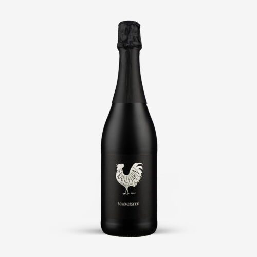 Eine mattschwarze Schokosecco-Sektflasche mit einem Etikett, auf dem über dem Produktnamen ein weißer Hahn abgebildet ist, steht vor einem schlichten weißen Hintergrund.