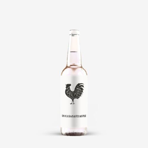 Eine Klarglasflasche mit Traubensaftschorle mit weißem Etikett, auf dem ein schwarzer Hahn und ein stilisierter Text vor einem schlichten weißen Hintergrund abgebildet sind.